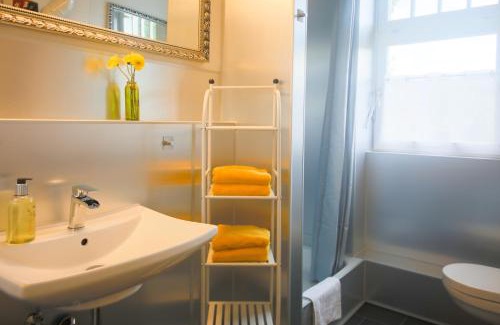 Bad Wilhelmshoehe Apartment | Große Fewo in Jugendstil-Villa, Kassel-Bad Wilhelmshöhe am UNESCO-Bergpark, Herkulesblick, 3 Schlafzimmer, Boxspring-Betten, bis 8 Personen, Balkon, kostenfreie Parkplätze - Art City-Studio Kassel 11