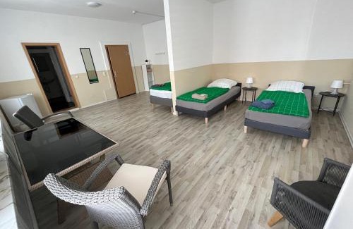 Meine House | Große Zimmer für 3 Personen -Fernseher, Kühlschrank