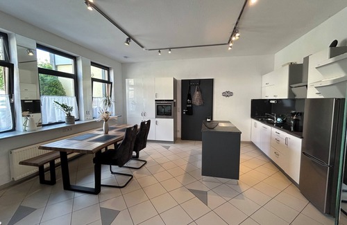 Untermunkheim Apartment | Großzügige Helle Wohnung am Storchennest