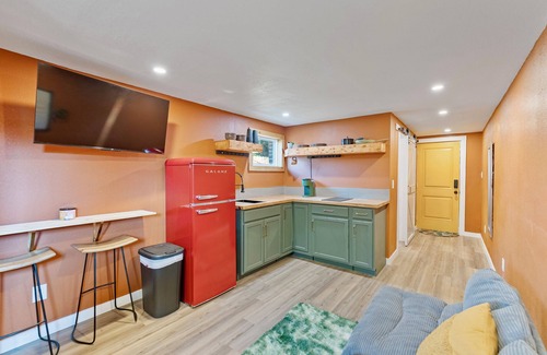 South Pensacola Cottage | Groovy Cottage in Downtown Pensacola, Pet Friendly
