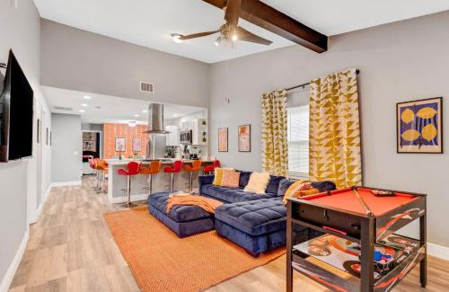 Jan Phyl Village House | Groovy Funhouse Getaway - 4 bdrm near Legoland