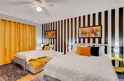 Jan Phyl Village House | Groovy Funhouse Getaway - 4 bdrm near Legoland