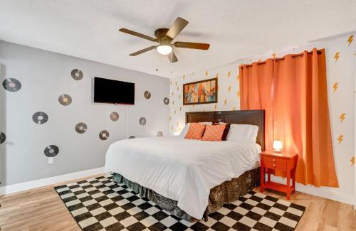 Jan Phyl Village House | Groovy Funhouse Getaway - 4 bdrm near Legoland