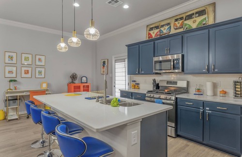 Shreveport House | Groovy, New & Modern! Tv in each room.