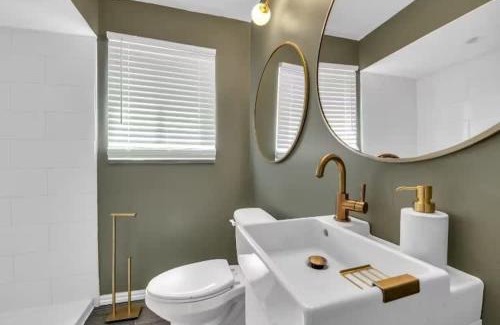 Anchorville House | Grosse Pointe Detroit 3BR - Sleeps 8 - Yard home