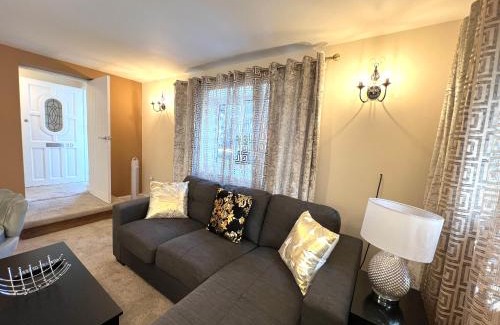 Street Apartment | Ground Floor 2 Bedroom Apt, Onsite Parking, Edge of Glastonbury and Street