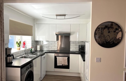 Street Apartment | Ground Floor 2 Bedroom, Edge of Glastonbury & Street Town Centre, Onsite Parking