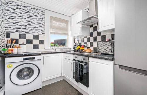 Airdrie Apartment | Ground floor apartment perfect for local contractors