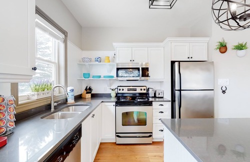 The Blue Mountains Condo | Ground floor condo, fireplace, private washer/dryer, and seasonal pool