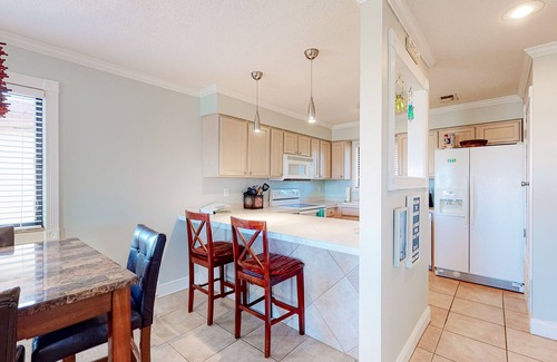 Navarre Beach Condo | Ground-Floor Condo near the Beach w/Private W/D, A/C, Shared Outdoor Pool