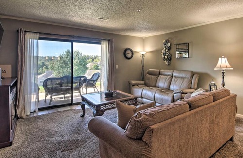 Branson Apartment | Ground-Floor Condo with Patio 1 Mi to 76 Strip!