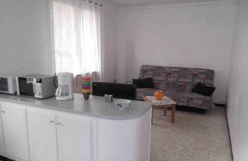 Salses-le-Chateau Cottage | Ground floor 2/4pers spacious, terrace and garden independent + Jaccuzi, Sea at 15m