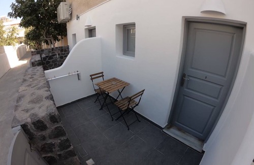 Perissa Apartment | Ground floor Triple Room 30 meters from Perissa Beach
