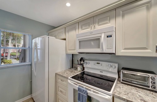 Plantation Condo | Ground unit Pool 10 Min to beach on golf course