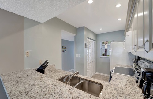 Plantation Condo | Ground unit Pool 10 Min to beach on golf course