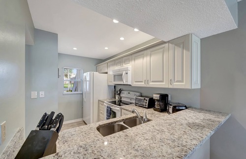 Plantation Condo | Ground unit Pool 10 Min to beach on golf course
