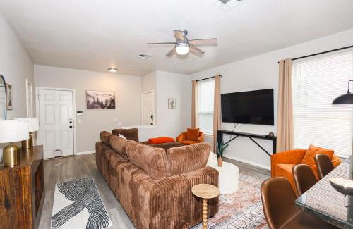 Austin House | Group And Family Getaway Mins Away From Live Music