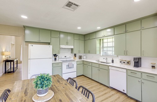 Temple House | Group-Friendly Getaway w/Fenced Yard in Temple!