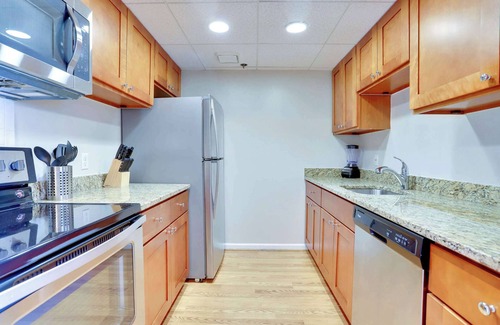 Crystal City Apartment | Group-Friendly Stay + Gym Access