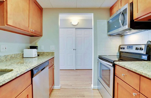 Crystal City Apartment | Group-Friendly Stay + Gym Access