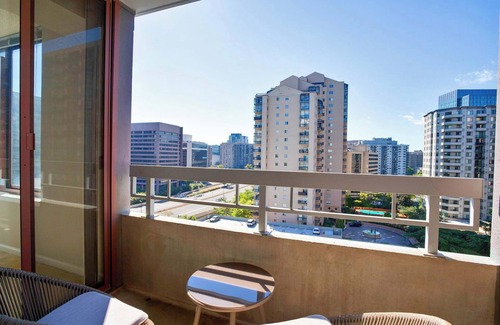 Crystal City Apartment | Group-Friendly Stay + Gym Access