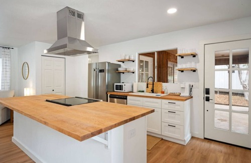 New Braunfels House | Group-Perfect Sleeps 16 | River Road New Braunfels