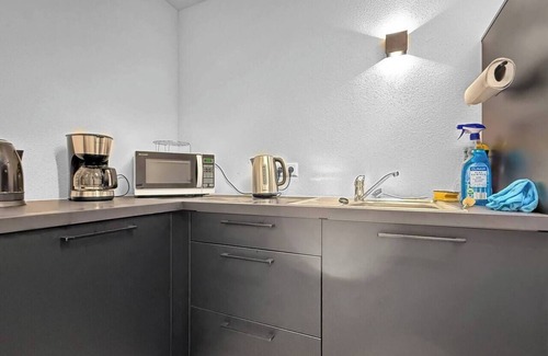 Karlshohe Apartment | Group Retreat | Sleeps 17 | SGT.