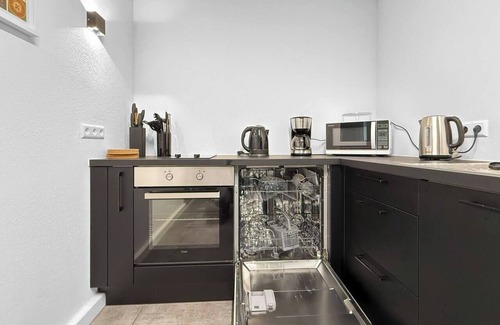 Karlshohe Apartment | Group Retreat | Sleeps 17 | SGT.