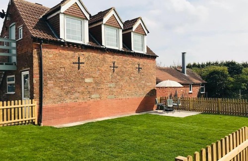 Aubourn Apartment | Grove Farm Old Granary, 1st floor Loft Apartment, Includes Continental Breakfast