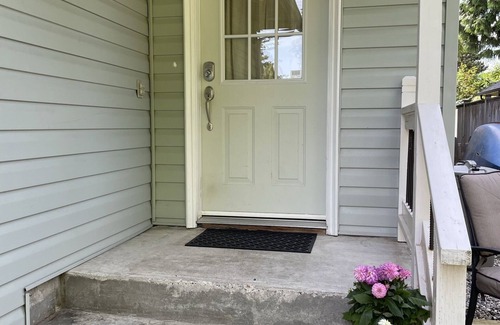 Delta House | Grove Getaway - 2 mins from the beach in quiet neighborhood