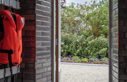 Schull House | Grove House Schull, Harbour Views, walking distance to all amenities