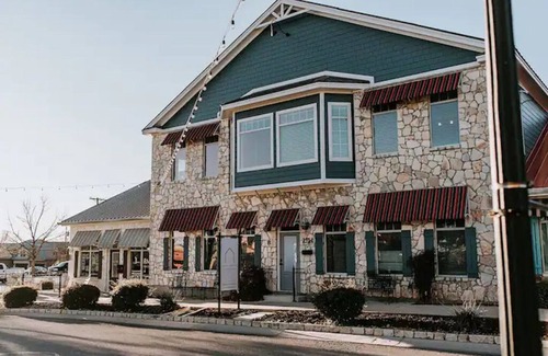 Gruene Condo | GrueneGusthaus#2|Private Condo + Golf Cart Rentals