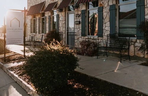 Gruene Condo | GrueneGusthaus#2|Private Condo + Golf Cart Rentals
