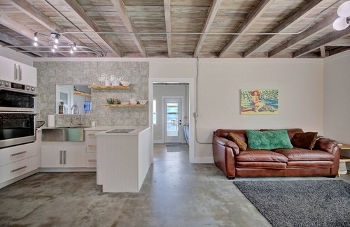 Avon Park Cottage | Grumpy Old Cabin! Dog Friendly Lake House with Kayaks! Close to GOLF!