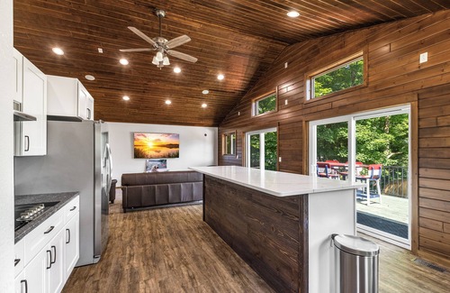 Sarona Cabin | Grumpys Lookout Condo - Upper Unit