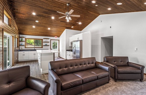 Sarona Cabin | Grumpys Lookout Condo - Upper Unit