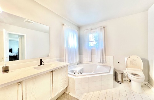 Whitby House | GTA Cozy Retreat with Luxury Amenities – King Bed, Japanese Bidet, and More!