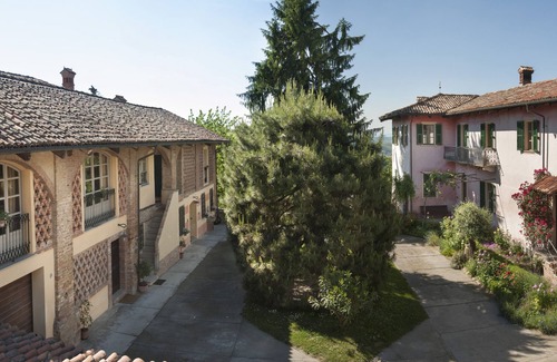 Guarene Apartment | Guarene: ALBA, 5 km: in historical Mansion with park a flat overviewing the hills