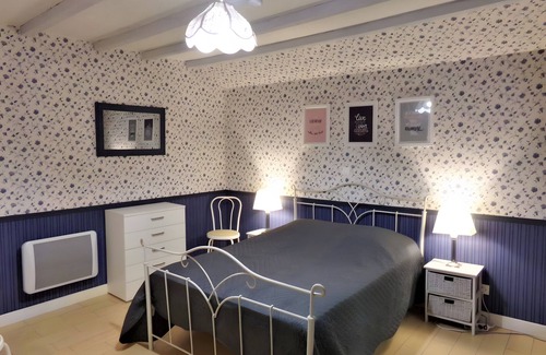 Saint-Sulpice-de-Roumagnac Bed & Breakfast | Guest Rooms 'Le Pré Fleuri 5' with Shared Pool, Communal Terrace and Wi-Fi