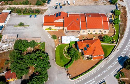 Lozovac Bed & Breakfast | Guest Accommodation Atrium Gulin