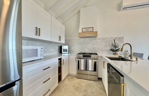 Testman Cottage | Guest Cottage in Beach Community near golf, marina and tennis.