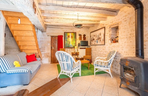 Saint-Martin-de-Fraigneau Bed & Breakfast | Guest Room 'Chez Jacques - Zen' with Private Terrace, Wi-Fi and Air Conditioning