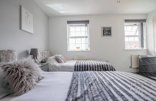 South Ferriby House | Guest Homes | 5 Bed Home in Brough