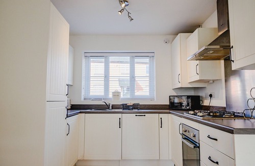 Hawbridge House | Guest Homes | Spacious 3 Bed with Garden