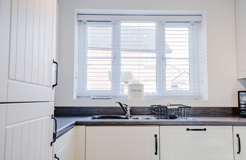 Hawbridge House | Guest Homes | Spacious 3 Bed with Garden