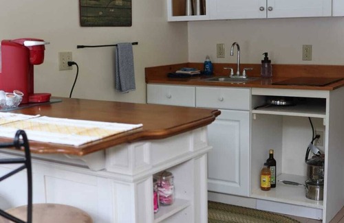 Jeffersonville Cottage | Guest House 10 Min to Smugglers!