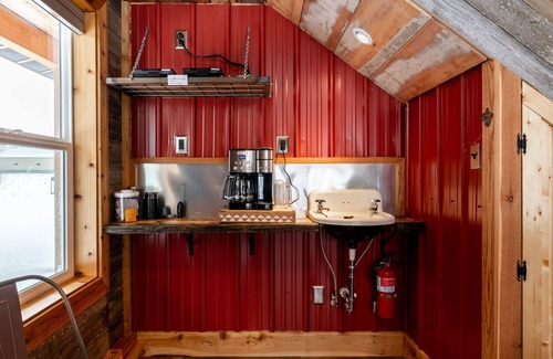 Lazy Acres House | Guest house in Lazy Acres 6 minutes from Yellowstone- Bunkhouse