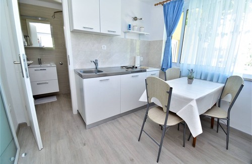 Srebreno Apartment | Guest House Kanjuo - Studio Apartment with Terrace and Garden View
