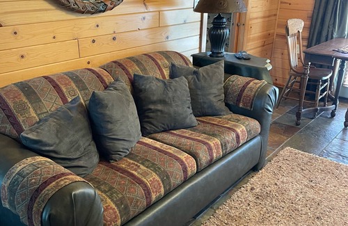 Victor House | Guest House on the LAZYR6 Ranch