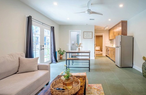 Sherman Oaks House | guest house private entry patio garden